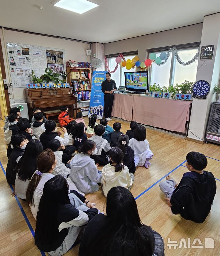 [김제=뉴시스] 김제청년공간이다에서 '2025 미래청년UP스쿨'이 진행되는 모습으로 청년창업가 차정환 대표가 교육하고 있다. (사진= 전북창조경제혁신센터 제공) *재판매 및 DB 금지