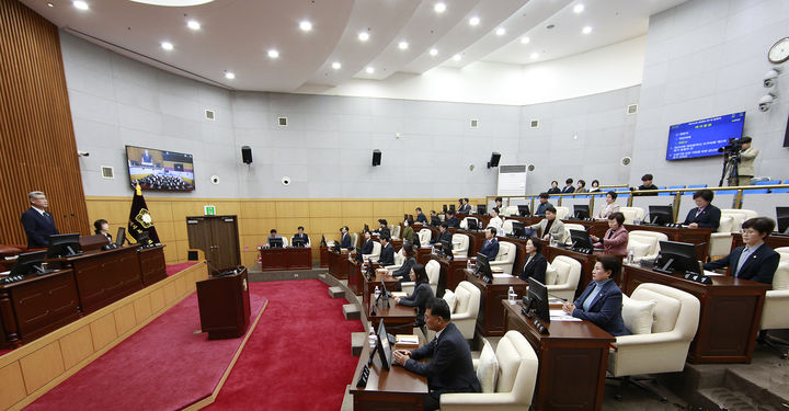 [대전=뉴시스] 대전 서구의회가 13일 제293회 제2차 정례회 제1차 본회의를 개회하고 있다. (사진=서구의회 제공) 2025.11.13. photo@newsis.com *재판매 및 DB 금지