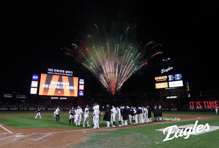 [서울=뉴시스] 프로야구 한화 이글스가 대전 한화생명볼파크에서 진행한 불꽃놀이. (사진=한화 이글스 제공) 2025.11.13. *재판매 및 DB 금지