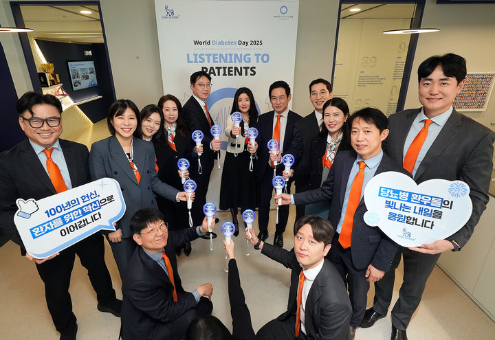 [서울=뉴시스] 한국 노보 노디스크 임직원들이 세계 당뇨병의 날을 기념해 열린 'World Diabetes Day 2025: Listening to Patients' 행사에서 당뇨병 인식을 상징하는 블루 서클(Blue Circle)을 빛내고 있다. (사진=한국 노보 노디스크 제공) 2025.11.13. photo@newsis.com *재판매 및 DB 금지