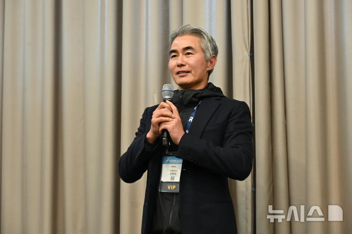 [부산=뉴시스] 윤정민 기자 = 장현국 넥써쓰 대표가 13일 오후 부산 벡스코에서 열린 넥써쓰 '지스타 20205' 미디어 간담회에서 인사말을 하고 있다. 2025.11.13. alpaca@newsis.com