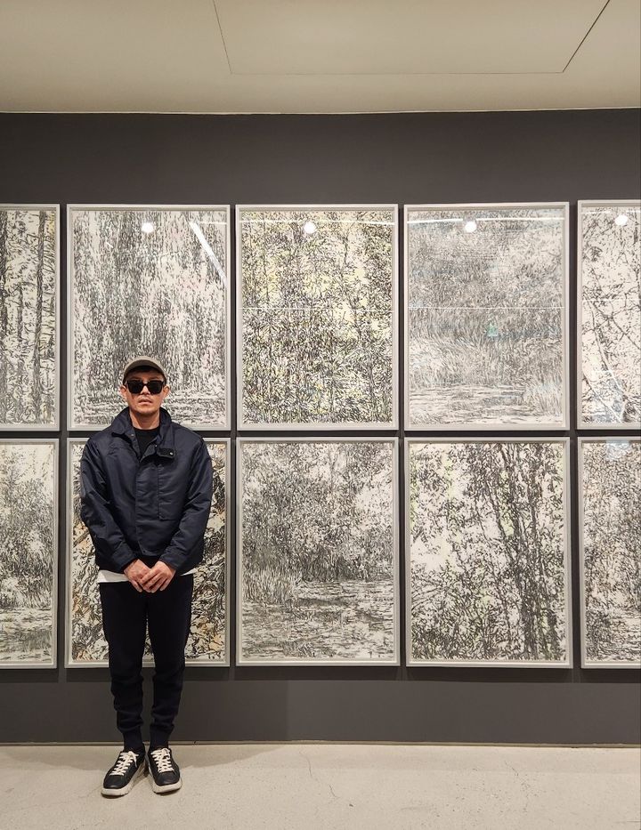 [사진=박현주 미술전문기자]13일 리안갤러리에서 개인전을 연 신경철 작가가 작품 앞에서 포즈를 취했다. *재판매 및 DB 금지