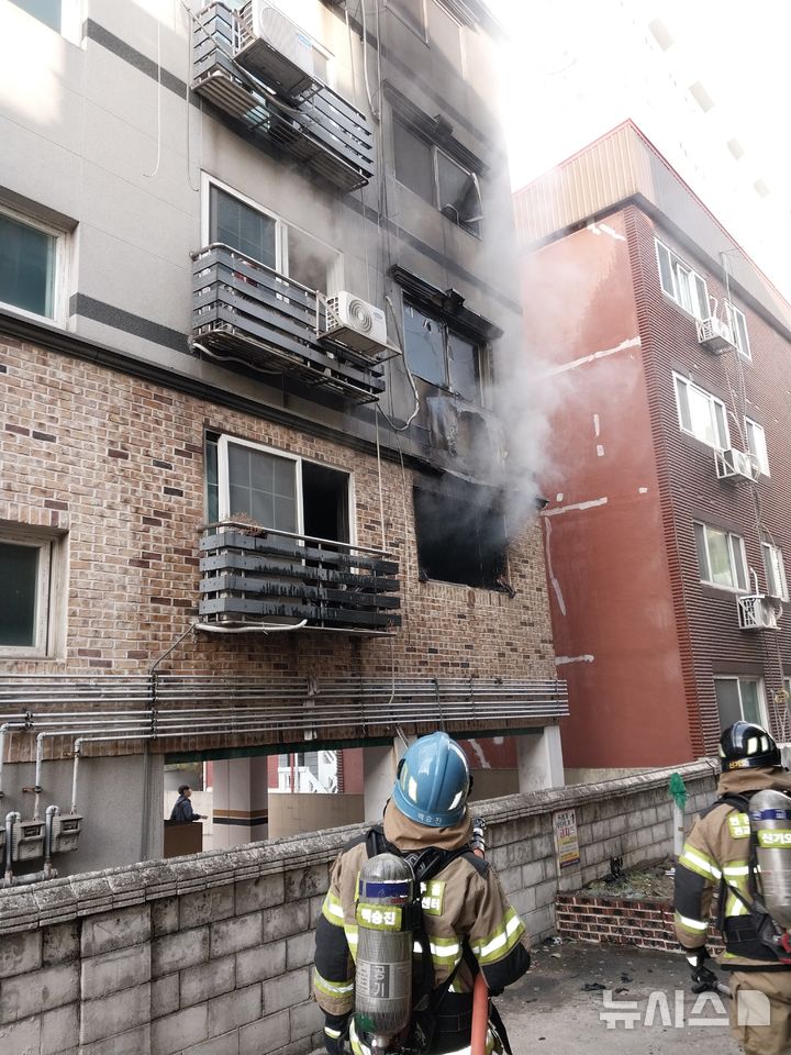 [인천=뉴시스] 13일 오후 인천 남동구 간석동 한 빌라에서 불이 나 소방당국이 진화작업을 벌이고 있다. (사진=인천소방본부 제공) 2025.11.13. photo@newsis.com