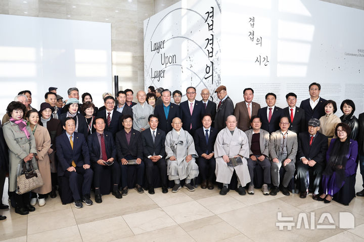 [창원=뉴시스]13일 오후 경남도립미술관에서 열린 특별기획전 '현대옻칠예술: 겹겹의 시간' 개막식에 참석한 성파스님과 박완수 도지사, 최학범 도의의회 의장 등이 기념촬영하고 있다.(사진=경남도 제공) 2025.11.13. photo@newsis.com