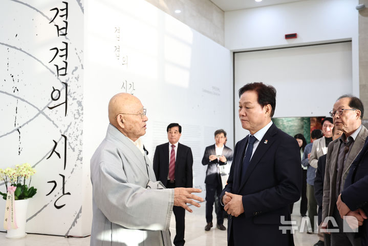 [창원=뉴시스]13일 오후 경남도립미술관에서 열린 특별기획전 '현대옻칠예술: 겹겹의 시간' 개막식에 참석한 성파스님(오른쪽)과 박완수 경남도지사가 얘기하고 있다.(사진=경남도 제공) 2025.11.13. photo@newsis.com