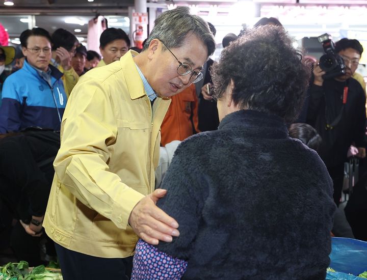 [수원=뉴시스] 김동연 경기도지사가 13일 오후 사고가 난 부천 제일시장을 찾아 현장을 살펴보고 상인들을 위로했다. (사진=경기도 제공) 2025.11.13. photo@newsis.com *재판매 및 DB 금지