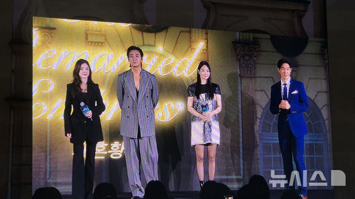 [홍콩=뉴시스] 강주희 기자 = 디즈니+의 새 드라마 '재혼황후'의 주역 주지훈, 신민아, 이세영, 조수원 감독이 13일(현지시간) 홍콩 디즈니랜드 호텔 컨퍼런스 센터에서 열린 '디즈니+ 오리지널 프리뷰 2025'에서 질의응답을 하고 있다. 2025.11.13. zooey@newsis.com 