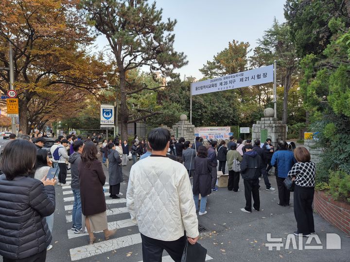 [울산=뉴시스] 구미현 기자 =2026학년도 대학수학능력시험일인 13일 울산 남구 학성고등학교 정문앞에서 학부모, 친구 등이 수험생들을 기다리고 있다. 2025.11.13. gorgeouskoo@newsis.com