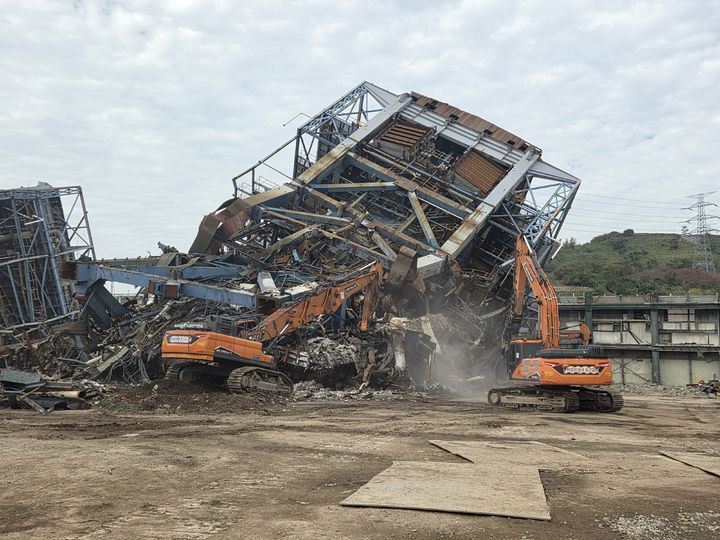 [울산=뉴시스] 박수지 기자 = 13일 소방당국이 울산화력발전소 붕괴 사고 현장에서 수색작업을 진행 중이다. 2025.11.13. (사진=울산소방본부 제공) photo@newsis.com *재판매 및 DB 금지