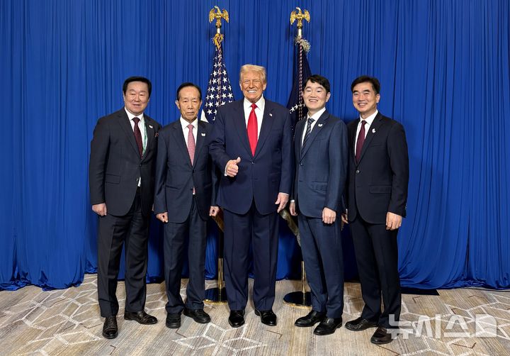 김남철(왼쪽부터) 우양산업개발(주) 힐튼경주 부사장, 조효식 회장, 도널드 트럼프 미국 대통령, 조영준 대표이사, 손명원 이사