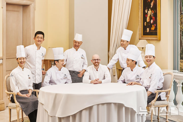 힐튼경주 총주방장 다비데 카델리니(Davide Cardellini)와 주방장들