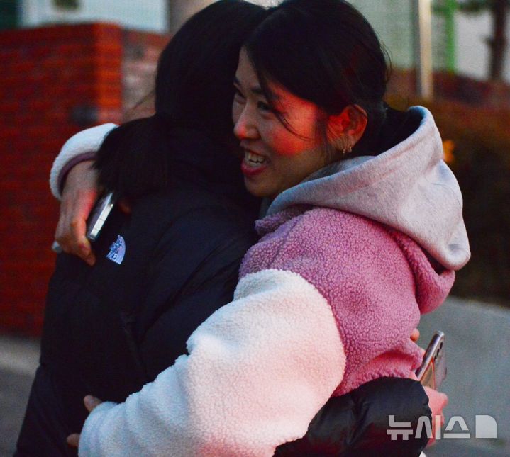 [청주=뉴시스] 서주영 기자 = 2026학년도 대학수학능력시험일인 13일 충북 청주시 일신여자고등학교 앞에서 김지숙(오른쪽)씨가 수능을 끝내고 나온 자녀를 안아주고 있다. 2025.11.13. juyeong@newsis.com