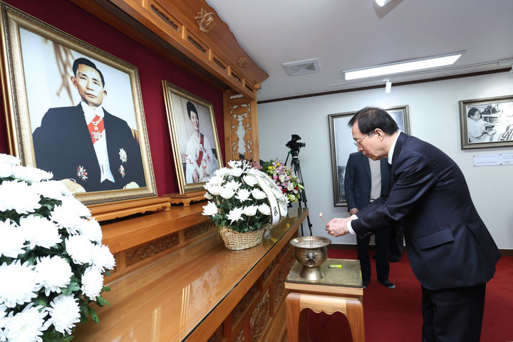 이석연 국민통합위원장이 13일 경북 구미시 박정희 전 대통령 생가를 방문했다. [사진=국민통합위원회 제공] *재판매 및 DB 금지