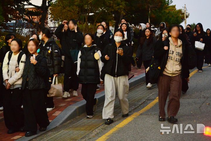 [청주=뉴시스] 서주영 기자 = 2026학년도 대학수학능력시험일인 13일 충북 청주시 일신여자고등학교에서 수능을 끝낸 수험생들이 나오고 있다. 2025.11.13. juyeong@newsis.com