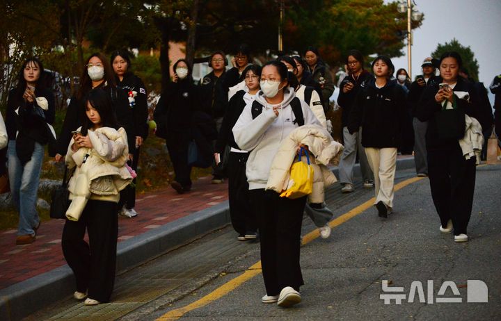 [청주=뉴시스] 서주영 기자 = 2026학년도 대학수학능력시험일인 13일 충북 청주시 일신여자고등학교에서 수능을 끝낸 수험생들이 나오고 있다. 2025.11.13. juyeong@newsis.com