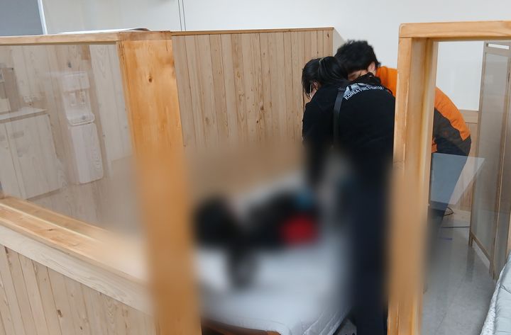 [익산=뉴시스] 2026학년도 대학수학능력시험일인 13일 전북 익산시의 한 시험장에서 수험생이 복시·어지럼증 등을 호소해 전북도소방본부 소방안전관리관이 수험생에 대한 응급처치를 시행하고 있다. (사진=전북도소방본부 제공) 2025.11.13. photo@newsis.com *재판매 및 DB 금지