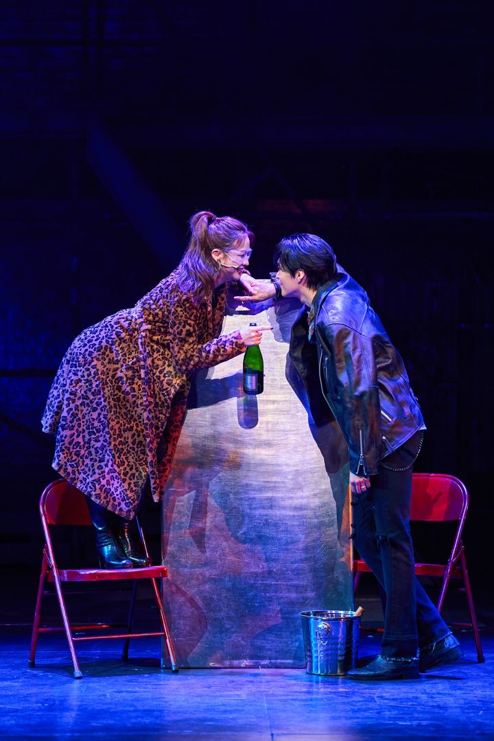 [서울=뉴시스] 뮤지컬 '렌트'에서 '로저' 역을 맡은 배우 이해준과 '미미' 역을 맡은 배우 솔지. (사진=신시컴퍼니 제공) 2025.11.13. photo@newsis.com *재판매 및 DB 금지