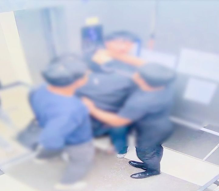 [수원=뉴시스] 대포통장 유통 조직 총책 검거 모습. (사진=경기남부경찰청 제공) 2025.11.14. photo@newsis.com *재판매 및 DB 금지