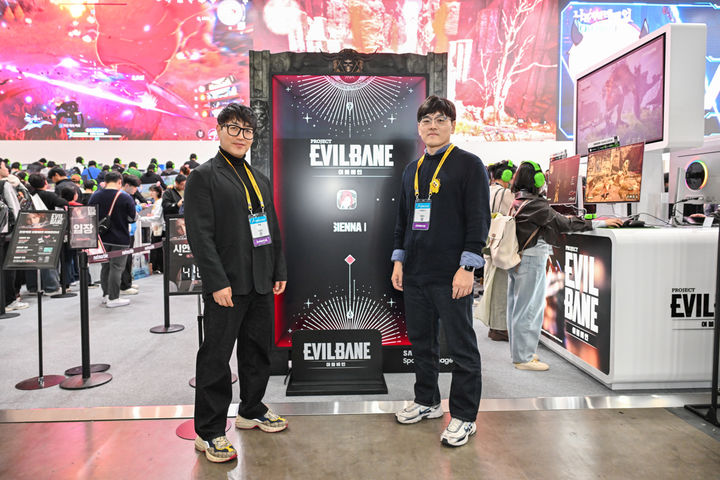 [부산=뉴시스] 13일 부산 벡스코에서 열린 '지스타 2025' 넷마블 '나 혼자만 레벨업: 카르마' 부스에 (왼쪽부터) 문준기 넷마블 사업본부장과 권도형 넷마블네오 PD가 기념 촬영에 참여했다. (사진=넷마블 제공) *재판매 및 DB 금지