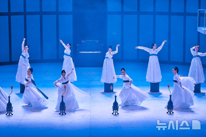  [서울=뉴시스]국립국악원 무용단 무용극 '춘향단전' 공연 장면. (사진=국립국악원 제공)