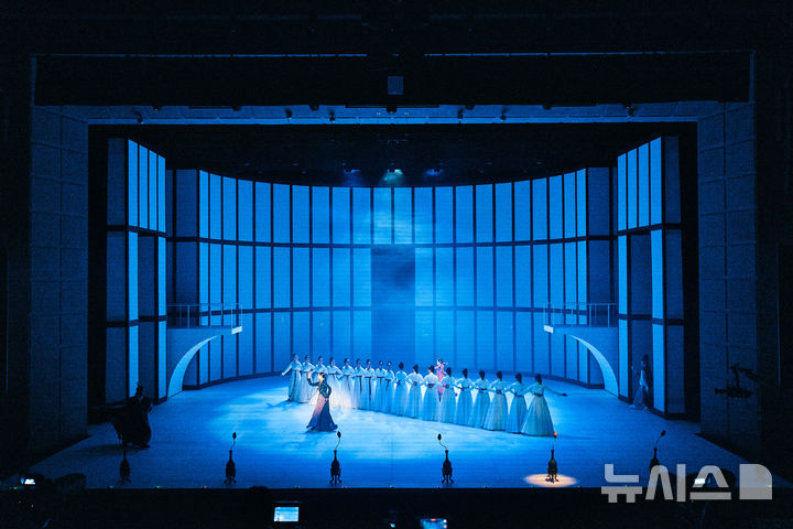  [서울=뉴시스]국립국악원 무용단 무용극 '춘향단전' 공연 장면. (사진=국립국악원 제공)