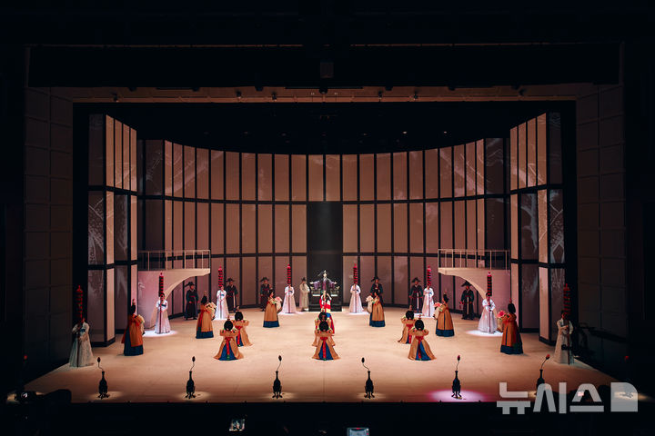  [서울=뉴시스]국립국악원 무용단 무용극 '춘향단전' 공연 장면. (사진=국립국악원 제공)