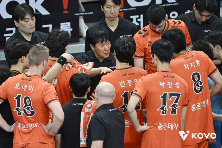 [서울=뉴시스] 남자배구 OK저축은행 신영철 감독이 13일 부산강서체육관에서 열린 진에어 2025~2026 V-리그 남자부 현대캐피탈과의 경기에서 작전타임을 갖고 있다. (사진=KOVO 제공) 2025.11.13. *재판매 및 DB 금지
