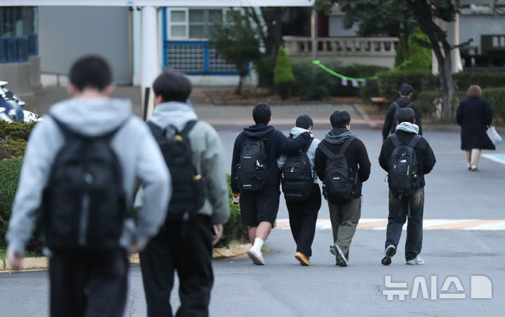 [제주=뉴시스] 우장호 기자 = 2026학년도 대학수학능력시험일인 13일 오전 수험생들이 제주도교육청 95지구 제2시험장이 마련된 제주제일고등학교 고사장으로 향하고 있다. 2025.11.13. woo1223@newsis.com