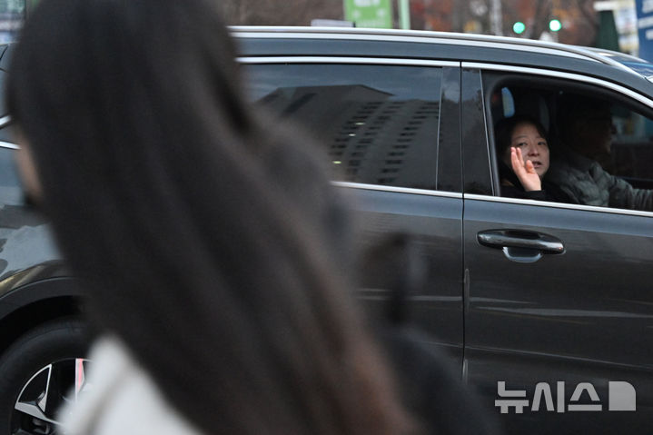 [광주=뉴시스] 이영주 기자 = 2026학년도 대학수학능력시험이 치러지는 13일 오전 광주 북구 광주시교육청 26지구 제28시험장(국제고등학교)에서 한 학부모가 시험을 치르러 떠나는 수험생을 향해 손을 흔들고 있다. 2025.11.13. leeyj2578@newsis.com