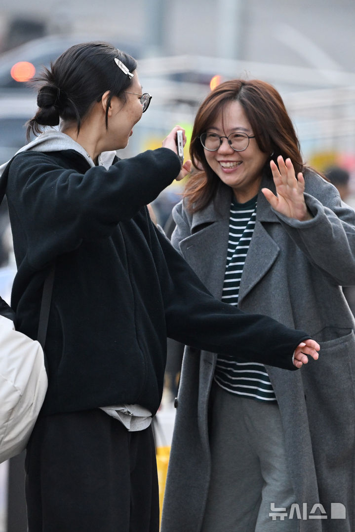 [광주=뉴시스] 이영주 기자 = 2026학년도 대학수학능력시험이 치러지는 13일 오전 광주 북구 광주시교육청 26지구 제28시험장(국제고등학교)에서 한 어머니와 수험생이 웃으며 인사를 나누고 있다. 2025.11.13. leeyj2578@newsis.com