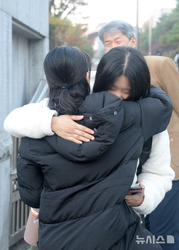 [전주=뉴시스] 김얼 기자 = 2026학년도 대학수학능력시험일인 13일 전북 전주시 전주대학교사범대학부설고등학교에서 학부모가 수험생을 격려하고 있다. 2025.11.13. pmkeul@newsis.com