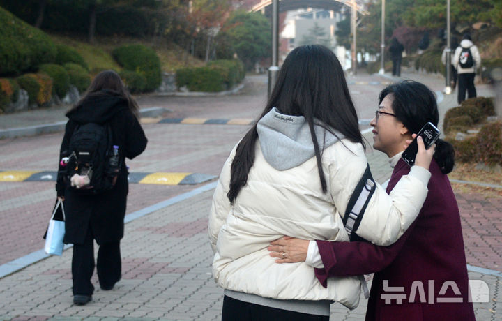[전주=뉴시스] 김얼 기자 = 2026학년도 대학수학능력시험일인 13일 전북 전주시 전주대학교사범대학부설고등학교에서 학부모가 수험생을 격려하고 있다. 2025.11.13. pmkeul@newsis.com