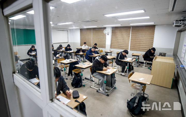 [제주=뉴시스] 우장호 기자 = 2026학년도 대학수학능력시험일인 13일 오전 제주도교육청 95지구 제2시험장이 마련된 제주제일고등학교에서 수험생들이 1교시를 앞두고 마무리 공부를 하고 있다. 2025.11.13. woo1223@newsis.com