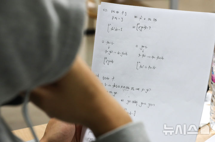 [제주=뉴시스] 우장호 기자 = 2026학년도 대학수학능력시험일인 13일 오전 제주도교육청 95지구 제2시험장이 마련된 제주제일고등학교에서 수험생들이 1교시를 앞두고 마무리 공부를 하고 있다. 2025.11.13. woo1223@newsis.com