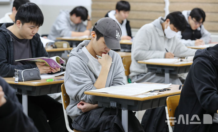 [제주=뉴시스] 우장호 기자 = 2026학년도 대학수학능력시험일인 13일 오전 제주도교육청 95지구 제2시험장이 마련된 제주제일고등학교에서 수험생들이 1교시를 앞두고 마무리 공부를 하고 있다. 2025.11.13. woo1223@newsis.com