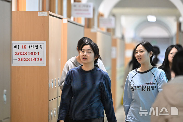 [광주=뉴시스] 이영주 기자 = 2026학년도 대학수학능력시험이 치러지는 13일 오전 광주 북구 광주시교육청 26지구 제28시험장(국제고등학교)에서 수험생들이 시험실을 향해 찾아가고 있다. 2025.11.13. leeyj2578@newsis.com