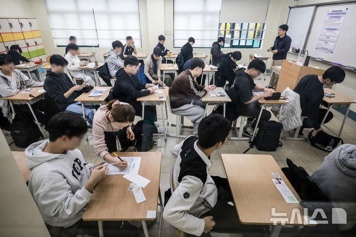 [서울=뉴시스] 정병혁 기자 = 2026학년도 대학수학능력시험이 실시된 13일 서울 용산구 용산고등학교에서 수험생들이 시험을 준비하고 있다. 2025.11.13. jhope@newsis.com