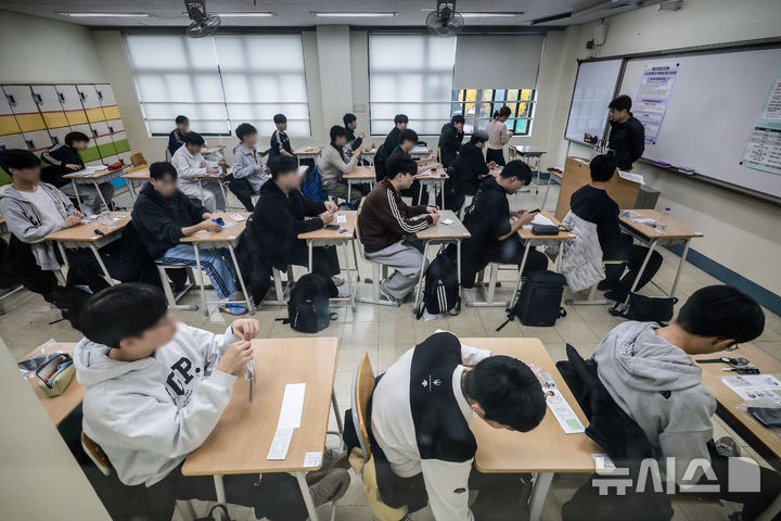 [서울=뉴시스] 정병혁 기자 = 2026학년도 대학수학능력시험이 실시된 13일 서울 용산구 용산고등학교에서 수험생들이 시험을 준비하고 있다. 2025.11.13. jhope@newsis.com
