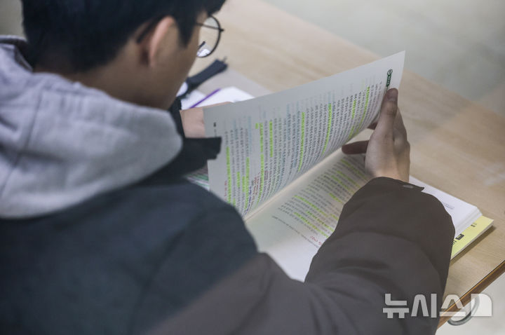 [서울=뉴시스] 정병혁 기자 = 2026학년도 대학수학능력시험이 실시된 13일 서울 용산구 용산고등학교에서 수험생들이 시험을 준비하고 있다. 2025.11.13. jhope@newsis.com