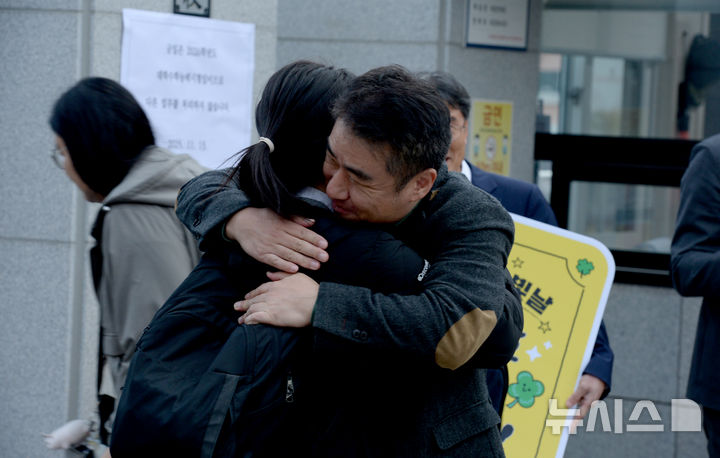 [울산=뉴시스] 배병수 기자 = 2026학년도 대학수학능력시험일인 13일 오전 제28지구 제23시험장인 울산 남구 울산여자고등학교에서 학부모가 수험생을 격려하고 있다.2025.11.13.bbs@newsis.com.