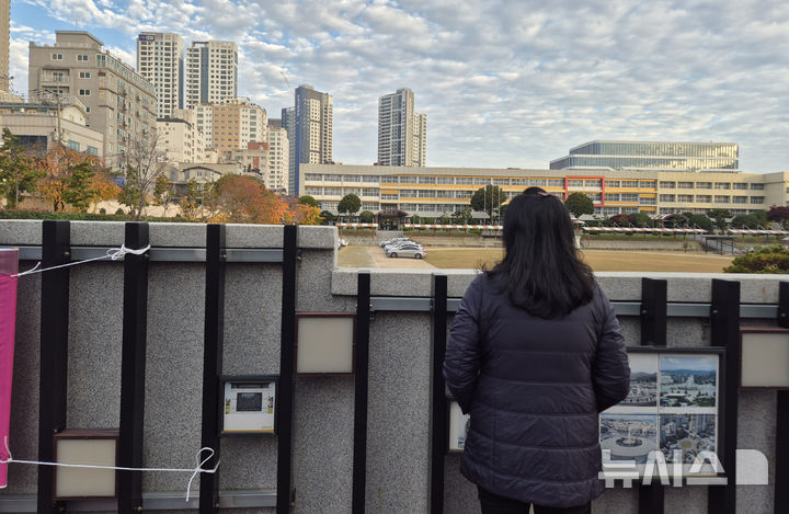 [울산=뉴시스] 배병수 기자 = 2026학년도 대학수학능력시험일인 13일 오전 제28지구 제23시험장인 울산 남구 울산여자고등학교에서 학부모가 고사장을 바라보고 있다.2025.11.13.bbs@newsis.com.