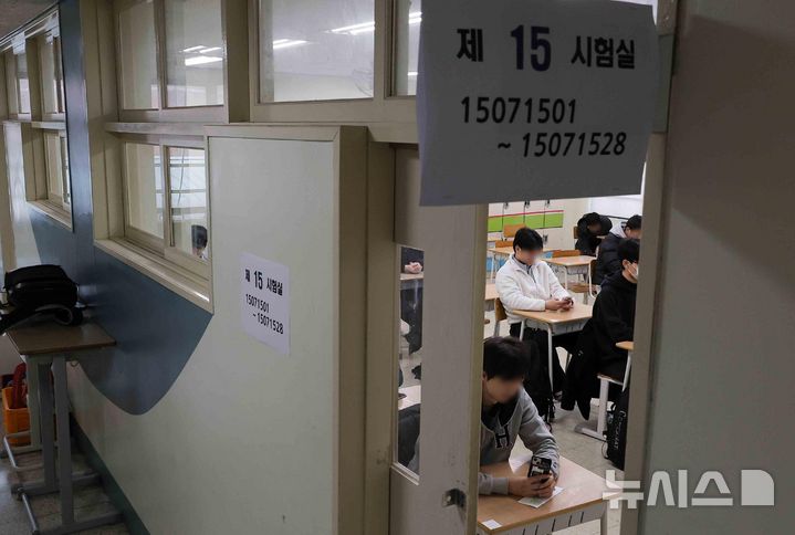 [서울=뉴시스] 사진공동취재단 = 2026학년도 대학수학능력시험(수능)이 실시된 13일 오전 서울 용산구 용산고등학교에서 수험생들이 시험 준비를 하고 있다. 2025.11.13. photo@newsis.com