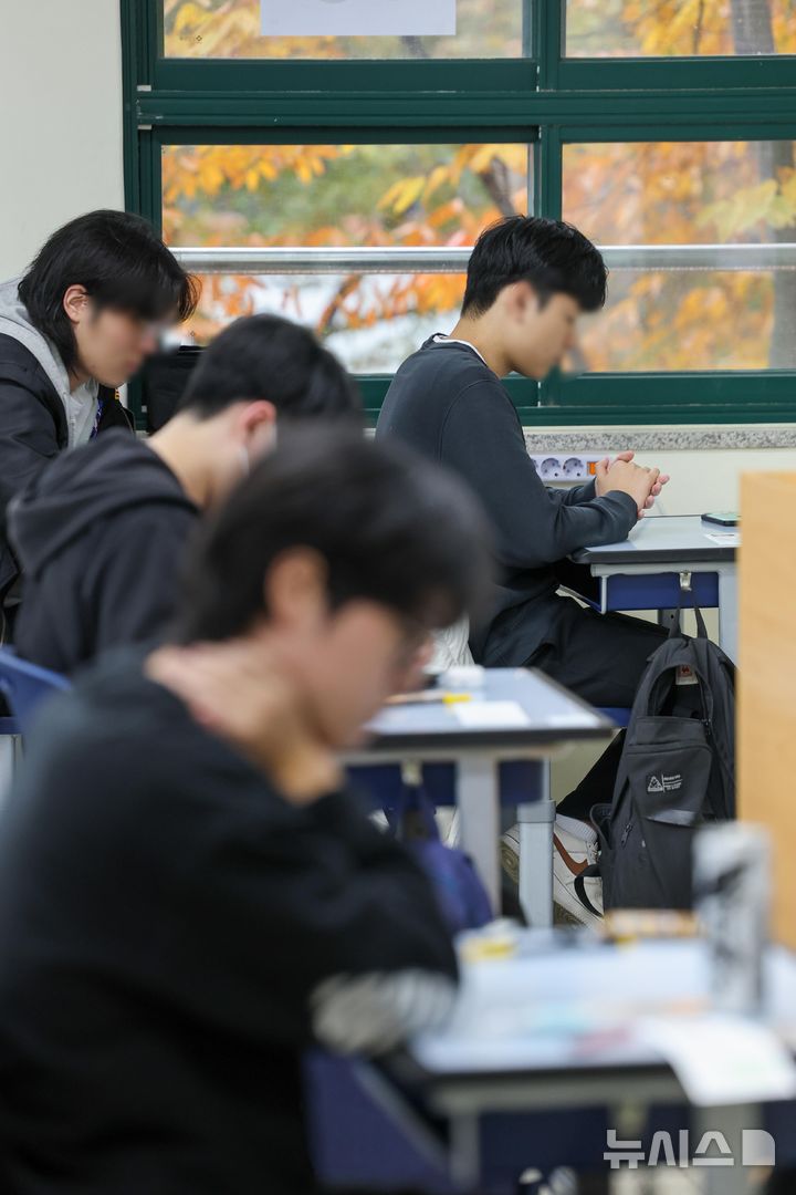 [서울=뉴시스] 사진공동취재단 = 2026학년도 대학수학능력시험(수능)이 실시된 13일 오전 서울 종로구 경복고등학교에 마련된 고사장에서 수험생들이 시험 시작을 준비하고 있다. 2025.11.13. photo@newsis.com
