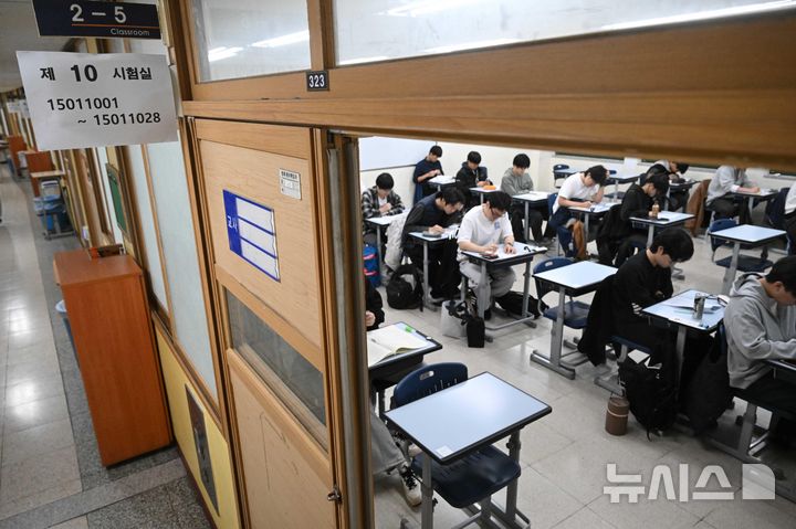 [서울=뉴시스] 사진공동취재단 = 2026학년도 대학수학능력시험(수능)이 실시된 13일 오전 서울 종로구 경복고등학교에 마련된 고사장에서 수험생들이 시험 준비를 하고 있다. 2025.11.13. photo@newsis.com