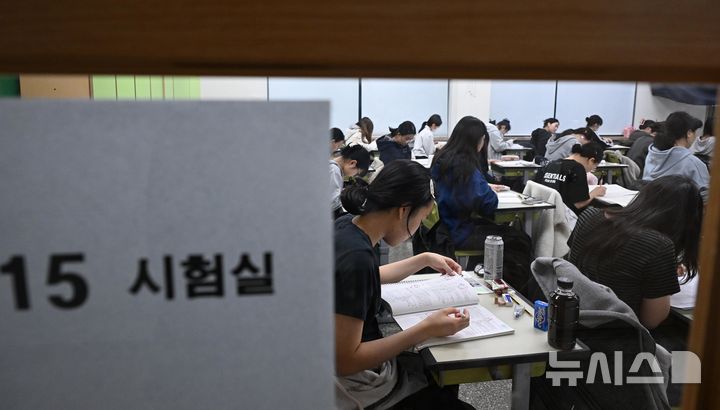 [서울=뉴시스] 사진공동취재단 = 2026학년도 대학수학능력시험(수능)일인 지난달 13일 오전 서울 광진구 광남고등학교에서 수험생들이 시험 시작을 기다리는 모습. 2025.11.13. photo@newsis.com