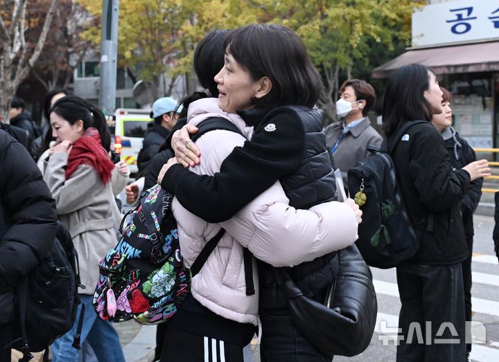 [서울=뉴시스] 사진공동취재단 = 2026학년도 대학수학능력시험(수능)일인 13일 오전 서울 광진구 광남고등학교에서 한 수험생이 교문 앞에서 어머니의 응원을 받고 있다. 2025.11.13. photo@newsis.com
