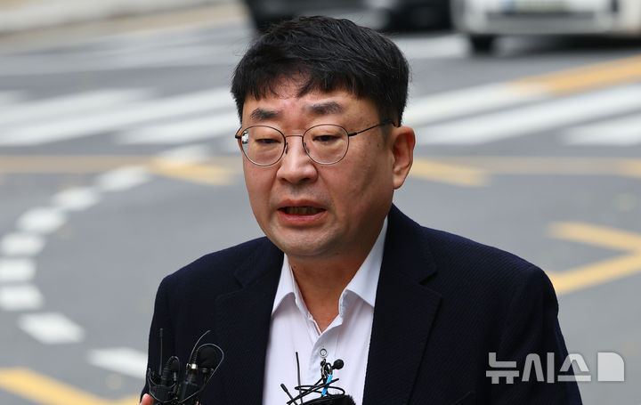 [서울=뉴시스] 박주성 기자 = 보수 성향 유튜버 '신의한수' 신혜식씨가 13일 오전 서울 종로구 서울경찰청 앞에서 '서부지법 난동 사태'의 배후 수사와 관련해 피의자 신분으로 소환 전 입장을 밝히고 있다. 2025.11.13. park7691@newsis.com