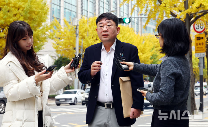 [서울=뉴시스] 박주성 기자 = 보수 성향 유튜버 '신의한수' 신혜식씨가 13일 오전 서울 종로구 서울경찰청 앞에서 '서부지법 난동 사태'의 배후 수사와 관련해 피의자 신분으로 소환 전 입장을 밝히고 있다. 2025.11.13. park7691@newsis.com