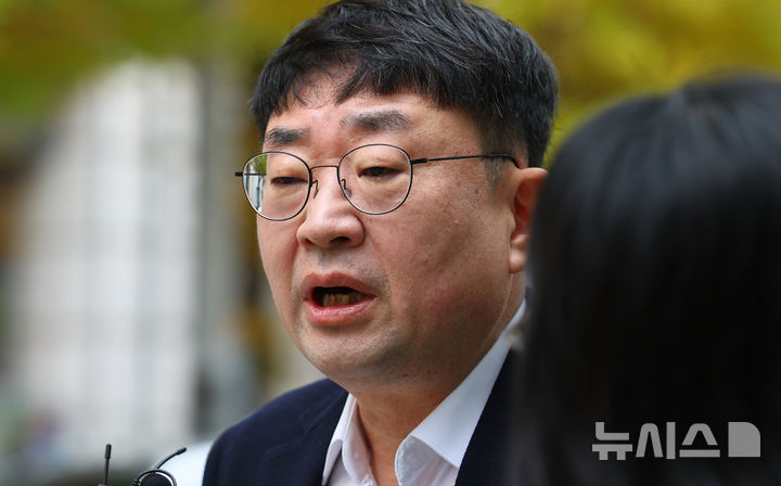 [서울=뉴시스] 박주성 기자 = 보수 성향 유튜버 '신의한수' 신혜식씨가 13일 오전 서울 종로구 서울경찰청 앞에서 '서부지법 난동 사태'의 배후 수사와 관련해 피의자 신분으로 소환 전 입장을 밝히고 있다. 2025.11.13. park7691@newsis.com