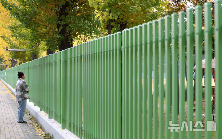 [대구=뉴시스] 이무열 기자 = 2026학년도 대학수학능력시험일인 13일 대구 수성구 대구여자고등학교 수능 시험장에서 수험생 어머니가 시험장에 들어가는 수험생을 바라보고 있다. 2025.11.13. lmy@newsis.com